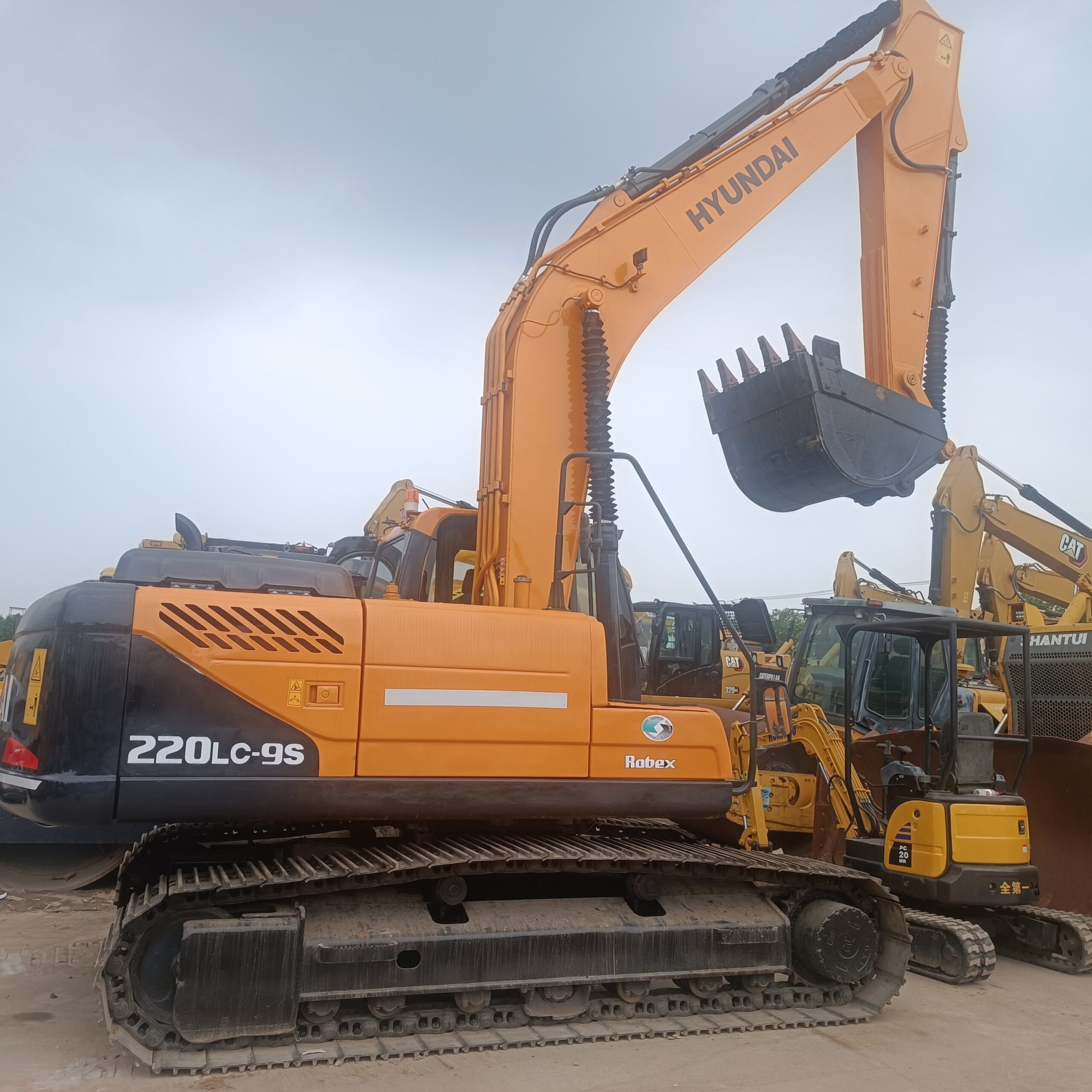 HYUNDAI 220 - Image 2