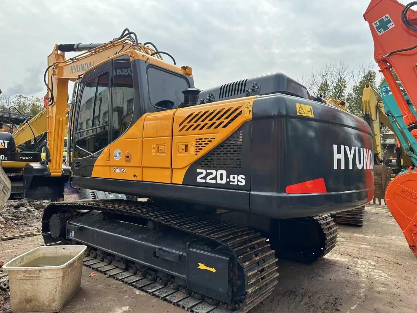 HYUNDAI 220 - Image 3