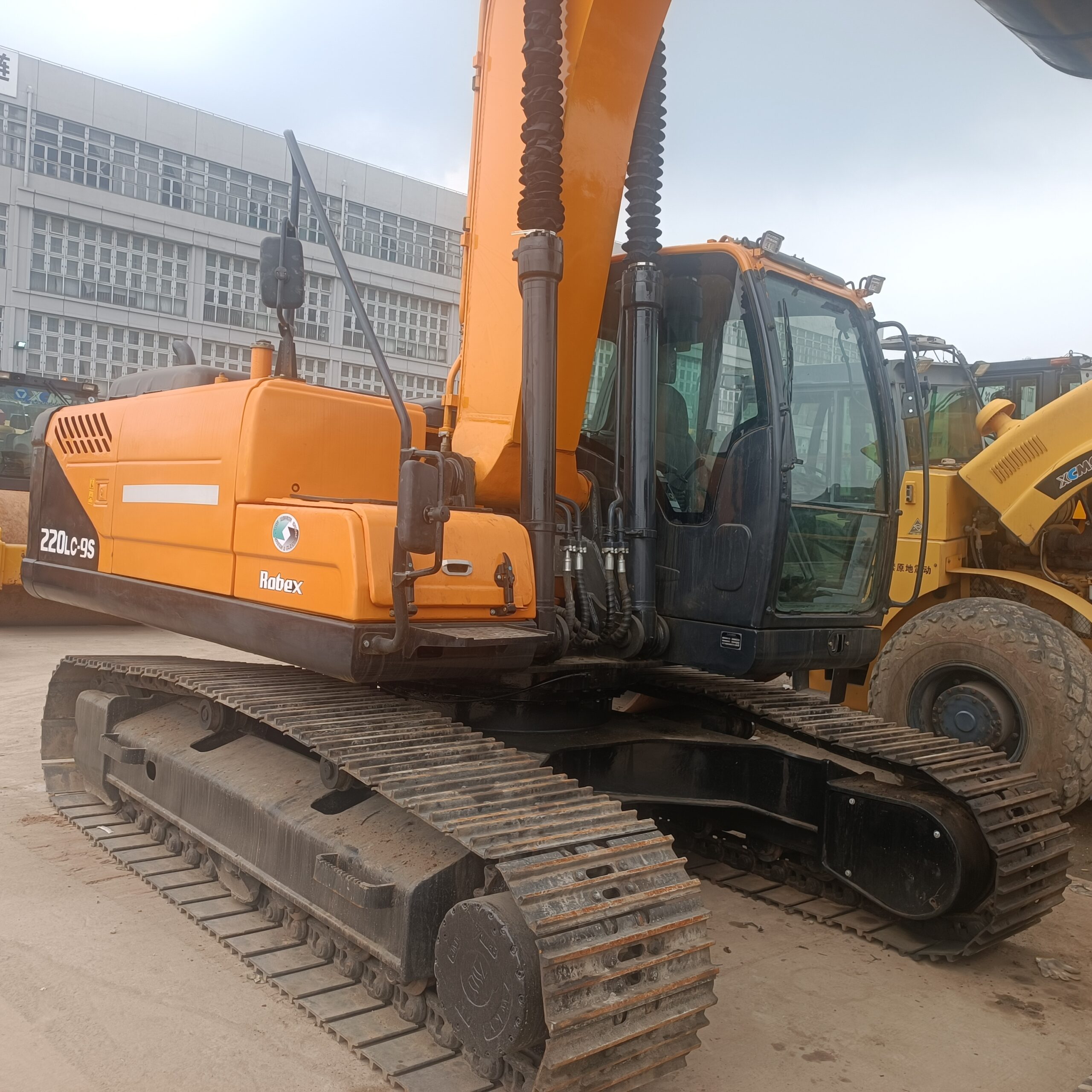 HYUNDAI 220 - Image 6