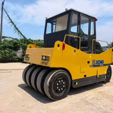 XCMG 16T rubber-tyred roller